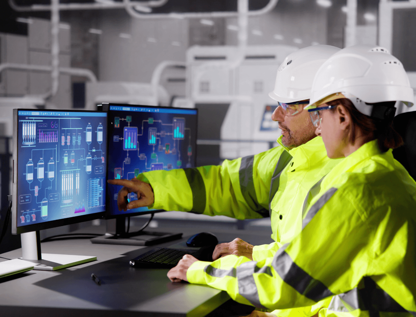 Sala de supervisório com engenheiros acompanhando ativos industriais monitorados